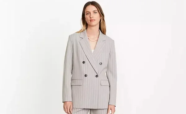 Classic women's blazer with a crisp cut and smooth lines. Made of high-quality fabric, featuring an elegant lapel, showcasing a professional woman's competence and charm.